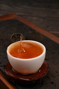 杯中茶汤正缓缓注入