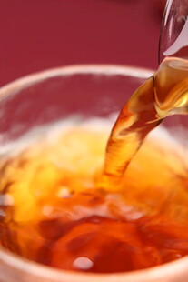 琥珀色液体倒入透明容器