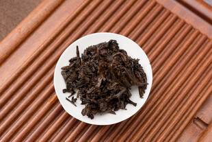 白碟中的干茶叶茶底特写