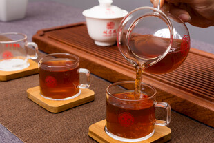 红茶冲泡瞬间倒茶