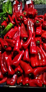 鲜红饱满的新鲜红辣椒