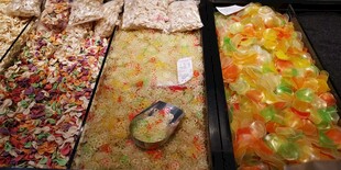 多彩缤纷的美味糖果陈列