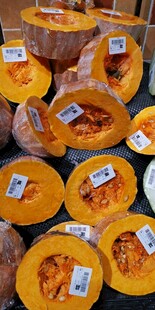 新鲜切开的南瓜待售