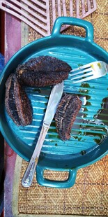 蓝色锅中的美味烤肉