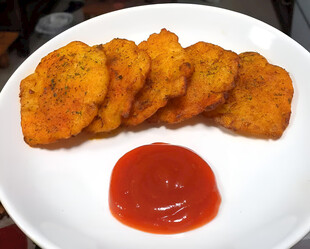 香酥薯饼配番茄酱