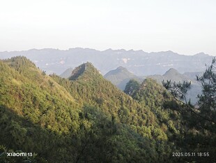 青山叠翠的秀丽山林景色