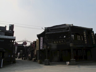 古旧街道旁的特色建筑