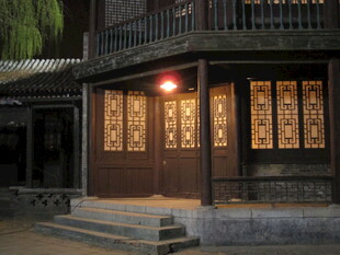 古雅中式建筑门前夜景