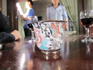 复古花纹瓷杯置于餐桌