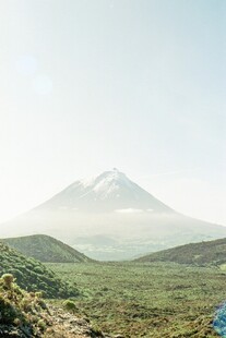 壮丽山景与广袤绿野