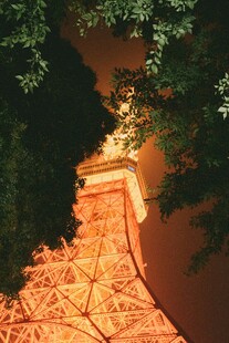 夜晚埃菲尔铁塔的璀璨景致