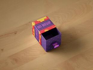 彩色纸盒置于木质表面