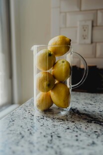 玻璃杯中的新鲜黄柠檬