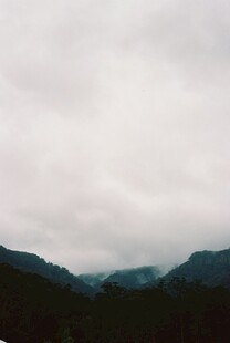 云雾缭绕的山峦景色