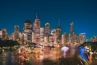 夜幕下的繁华都市天际线