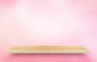 粉色背景上的木质空货架