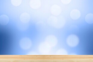 蓝色背景下的木质桌面