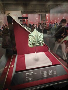 商代兽面纹青铜胄