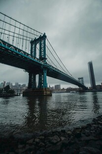 阴天下的宏伟桥梁景观