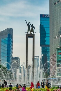 城市喷泉旁的雕塑景观