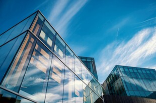 现代玻璃建筑的天空景致