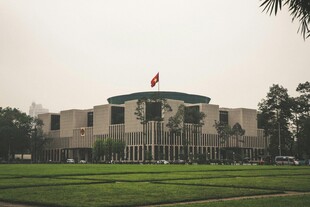 庄严建筑前的开阔绿地