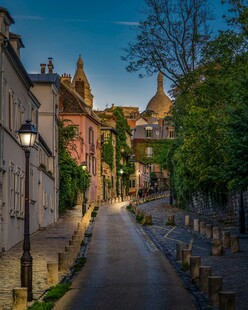 宁静小巷的黄昏美景