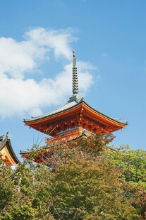 日式红塔映蓝天绿树