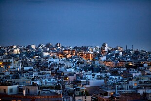 夜幕下的城市屋顶景观