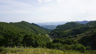 青山连绵的秀丽山间景色