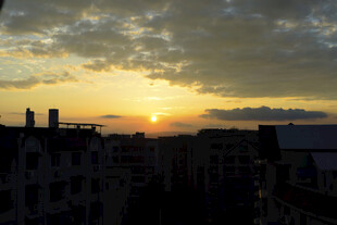 夕阳下的城市建筑景观