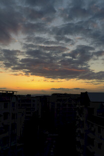 城市日落时分的壮丽天空