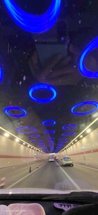 炫酷灯光下的室内滑冰场
