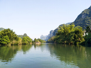 秀丽山水间的宁静江河