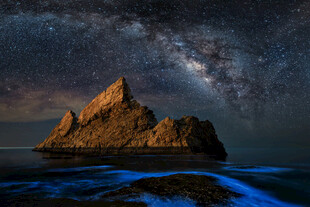 海上孤峰映璀璨星空