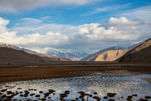 壮丽高原湖泊与远山美景