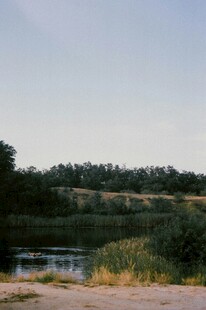 河畔自然风光美景