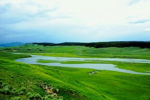 草原河畔美景
