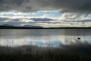 宁静湖面与天空的自然景致