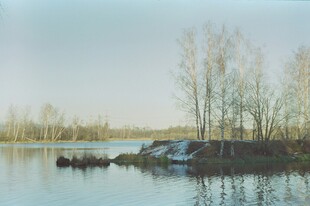 宁静湖畔小船与萧瑟树木