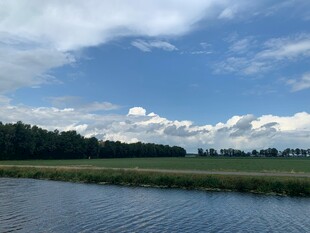 湖畔蓝天绿树风景如画