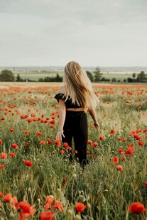 漫步花海的金发女子