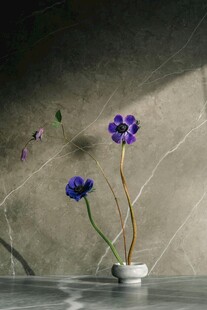 简约花瓶中的紫色小花