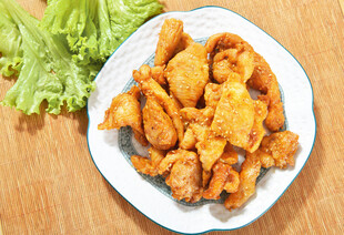 美味炸鸡块摆于盘中