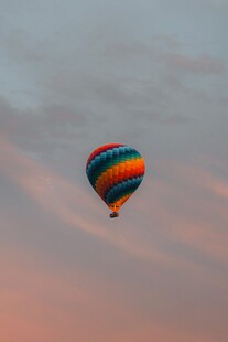 夕阳下的彩色热气球
