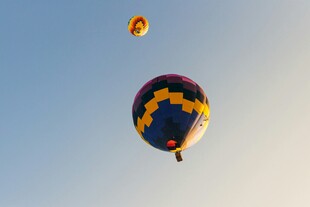 天空中飞翔的多彩热气球