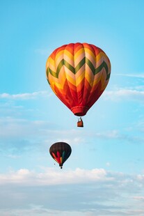 天空中飞翔的多彩热气球