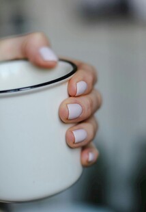 手捧白色杯子的优雅瞬间