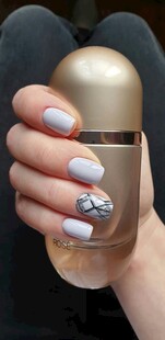 精致美甲搭配奢华瓶身