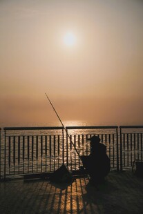 夕阳下的独钓者